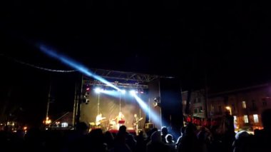 Sahnede konserin çekimleri.