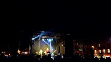 Sahnede konserin çekimleri.