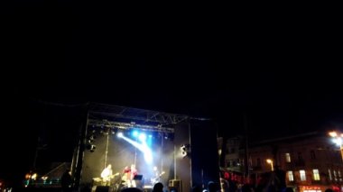 Sahnede konserin çekimi. Odaklanamıyorum.