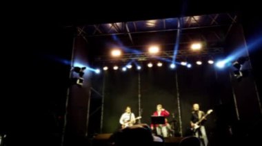 Sahnede konserin çekimi. Odaklanamıyorum.