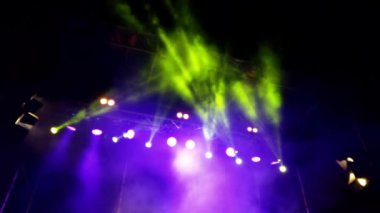 Konserde ışıklandırma ekipmanı.