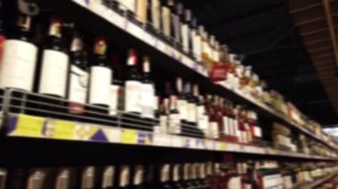 Süpermarkette şarap şişeleri. Odaklanamıyorum.