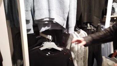 Alıcı alışveriş merkezinden bir kazak seçer..