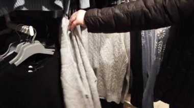 Alıcı alışveriş merkezinden bir kazak seçer..