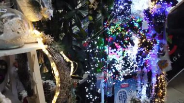 Yeni yıldan önce alışveriş merkezinde çelenkler.