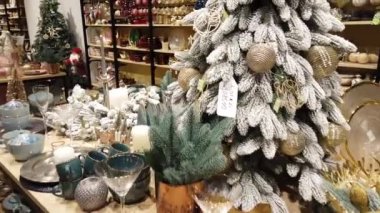Hediyelik eşya dükkanında. Noel hediyeleri.