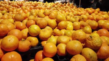 Süpermarketten alışveriş yapanlar mandalina alır..