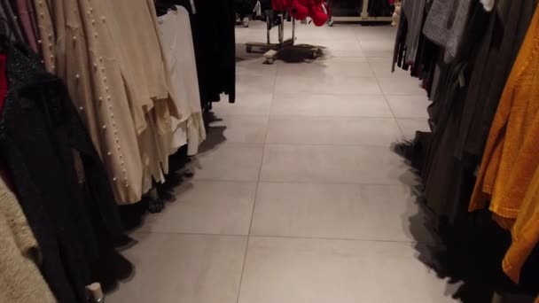 Des Vêtements Dans Centre Commercial Les Acheteurs Choisissent Des Vêtements — Video