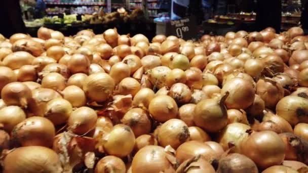 Cebolas Centro Comercial Compradores Escolhem Legumes — Vídeo de Stock