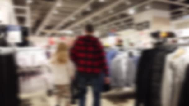 Vender Roupas Num Centro Comercial Fora Foco — Vídeo de Stock