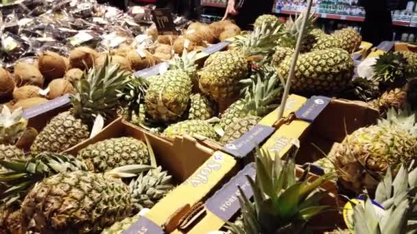 Alışveriş Merkezinde Meyve Alıcılar Meyve Seçer — Stok video
