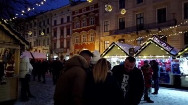 Lviv, Ukrayna - 29 Aralık 2019: Noel pazarında bilinmeyen kişiler.