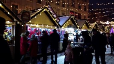 Lviv, Ukrayna - 29 Aralık 2019: Noel pazarında bilinmeyen kişiler.