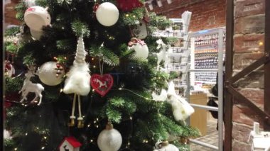 Noel dükkanının vitrinine ateş etmek.