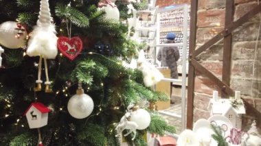 Noel dükkanının vitrinine ateş etmek.