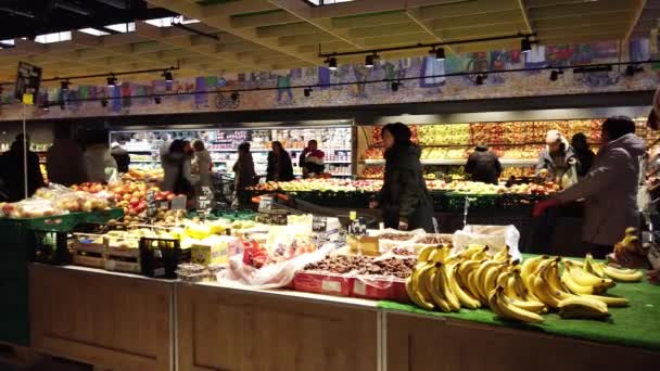 Lviv Ucrania Diciembre 2019 Compradores Desconocidos Compran Fruta Centro Comercial — Vídeo de stock