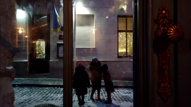 Gente Calle Winter Disparos Desde Ventana Del Restaurante — Vídeo de stock