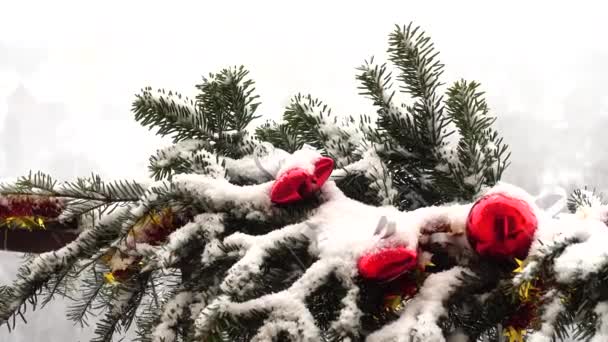 Takken Van Kerstboom Versierd Met Speelgoed Onder Sneeuw — Stockvideo