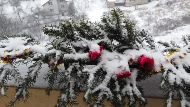 Takken Van Kerstboom Versierd Met Speelgoed Onder Sneeuw — Stockvideo