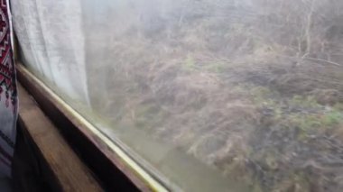Tren vagonunun penceresinden bak..