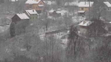 Evler ve kar fırtınası. Kışın çekim..