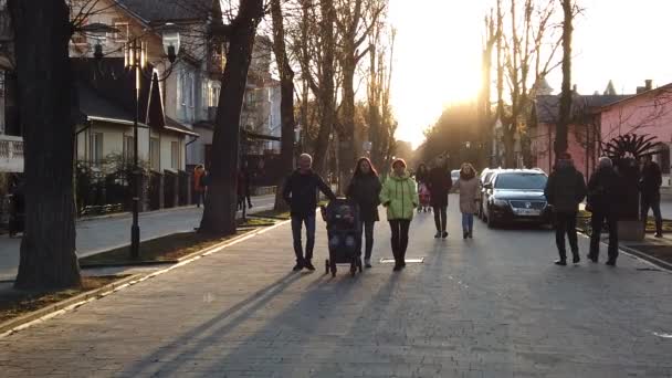 Nsanlar Gün Batımında Sokakta Yürürler Yavaş Çekim — Stok video