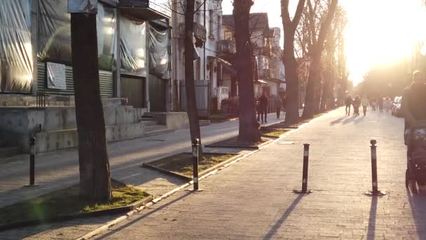 Die Menschen Gehen Bei Sonnenuntergang Die Straße Entlang Zeitlupe — Stockvideo