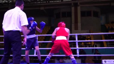 Lviv, Ukrayna - 4 Aralık 2019: Gençler arasında boks şampiyonası 2002-2003. Yavaş çekim.