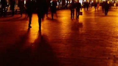 Gece Bulvarı 'ndaki insanların hareketleri. Zaman aşımı.