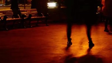 Gece Bulvarı 'ndaki insanların hareketleri. Zaman aşımı.