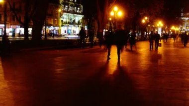 Gece Bulvarı 'ndaki insanların hareketleri. Zaman aşımı.