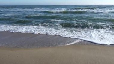 Deniz dalgası. Sahilde çekim yapmak..