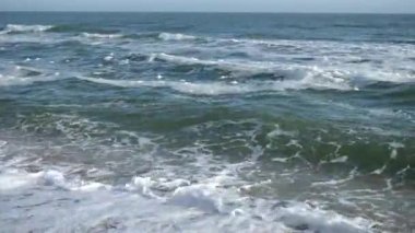 Deniz dalgası. Sahilde çekim yapmak..