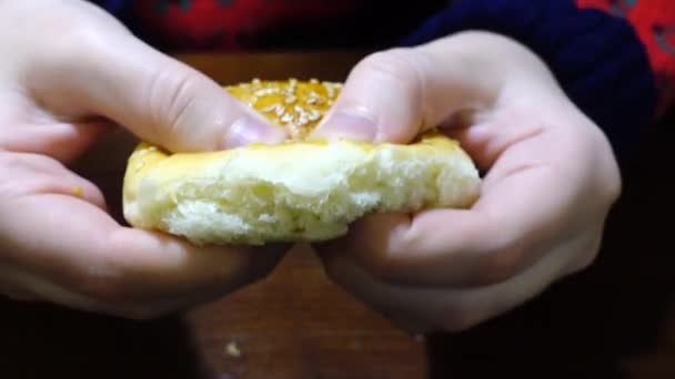 Kırık Çörek Kafede Çekim — Stok video