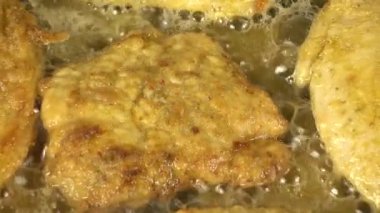 Demir bir tavada tavuk pirzolası hazırlıyorum..