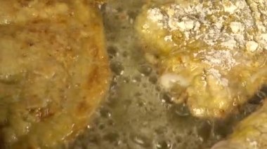 Demir bir tavada tavuk pirzolası hazırlıyorum..