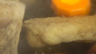 Çorbada pişmiş soğanlı ve havuçlu biftek..