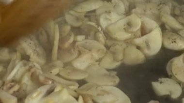 Şampiyon mantarlarının hazırlanması. Dökme demir tava.