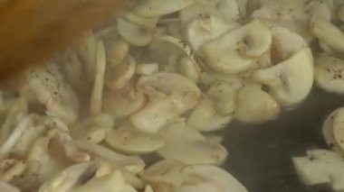 Şampiyon mantarlarının hazırlanması. Dökme demir tava.