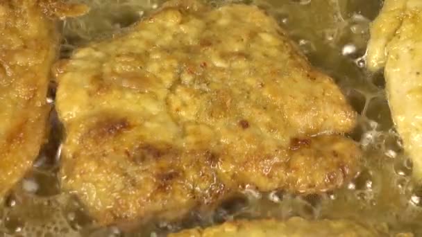 Csirkecsont Elkészítése Öntöttvas Serpenyőn — Stock videók