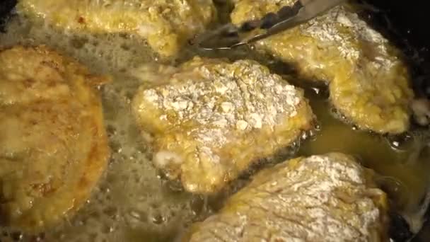 Preparação Uma Costeleta Frango Uma Panela Ferro Fundido — Vídeo de Stock