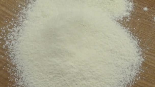 ボード上の小麦粉のシフト — ストック動画