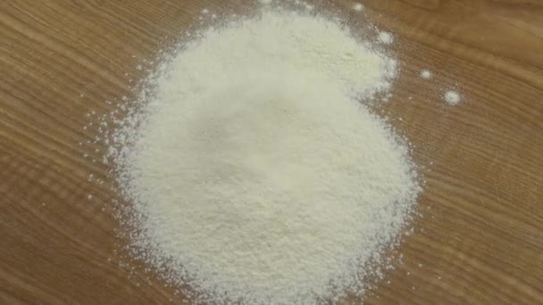 Tamisage de farine sur une planche .