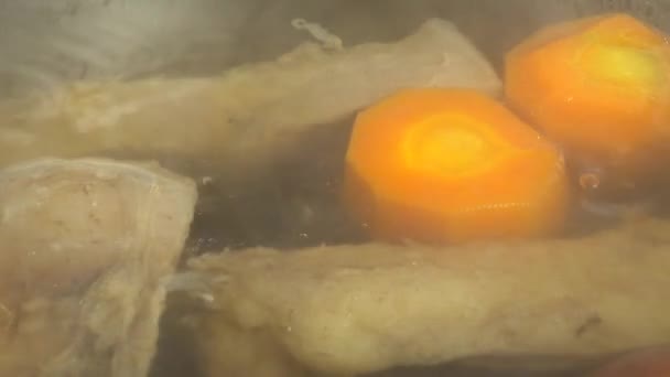 Çorbada Pişmiş Soğanlı Havuçlu Biftek — Stok video
