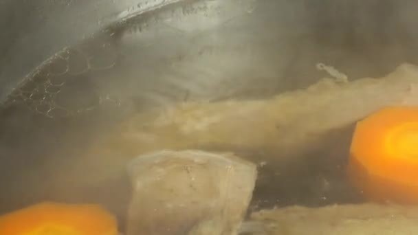 洋葱和胡萝卜 用肉汤煮 — 图库视频影像