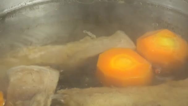 Carne Bovino Com Cebolas Cenouras Cozidas Caldo — Vídeo de Stock