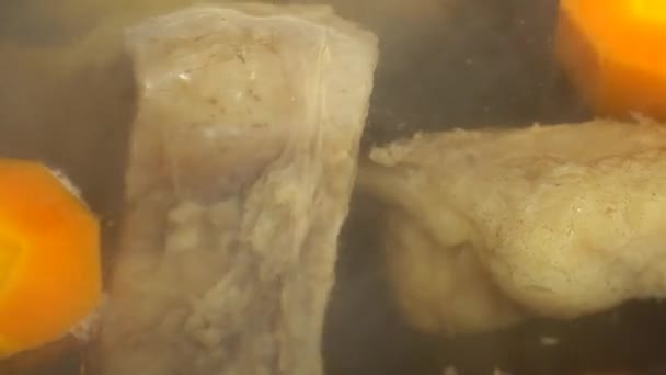 양파와 당근을 곁들인 쇠고기는 국물로 요리하였다 — 비디오