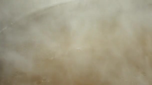 Préparation du bouillon. Tournage dans la cuisine .