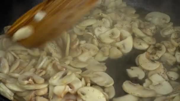 制作香菇 铸铁平底锅 — 图库视频影像