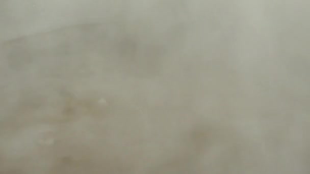 Préparation du bouillon. Tournage dans la cuisine .